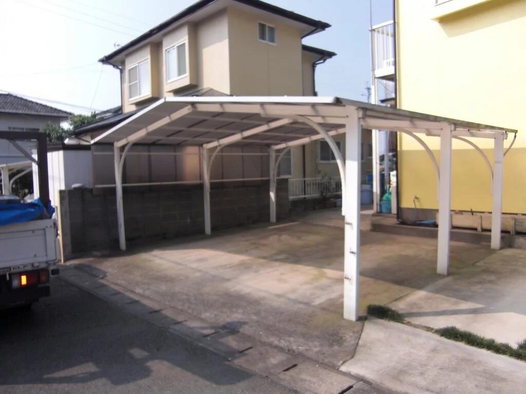 古くなったカーポートを、夏の日差しにも配慮した仕様へ